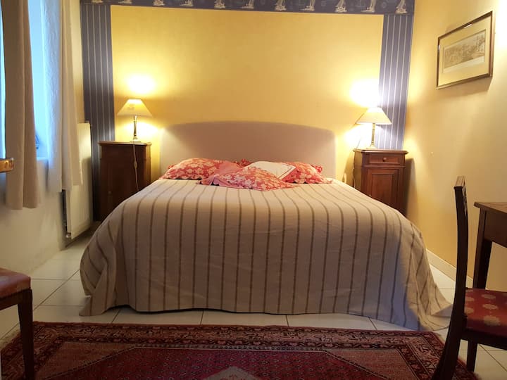 Spálňa s manželskou posteľou . 160 cm posteľ