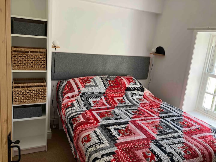 חדר שינה אחורי עם מיטת קינג סייז 