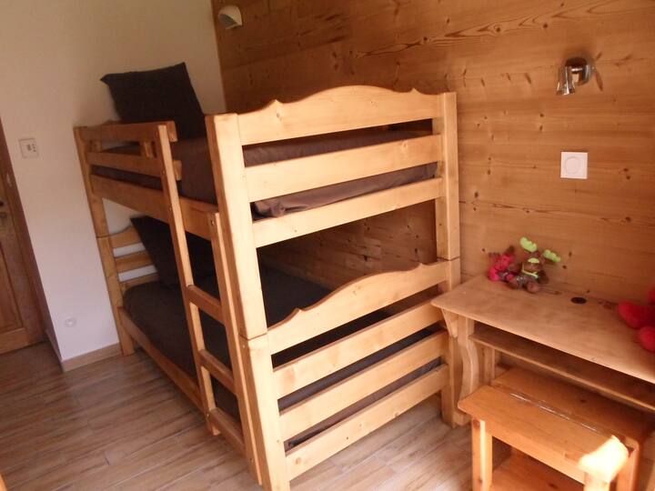 Втората спалня  с директен достъп до градината