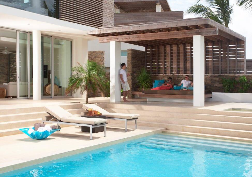 North Villa outdoor lounge