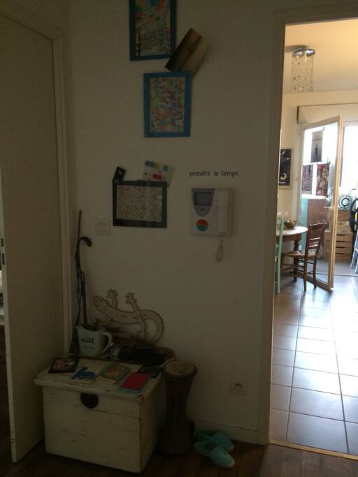 L'entrée qui vous accueillera, code wifi à disposition elle donne la note de l'ambiance de la maison