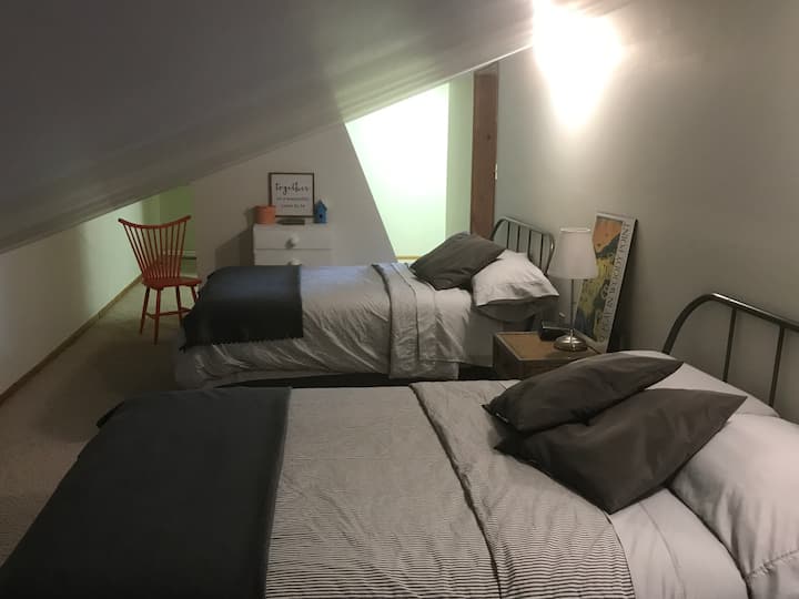 Dhoma e dytë e gjumit me 2 krevate dopio në anën e djathtë të dhomës së argëtimit të loftit 