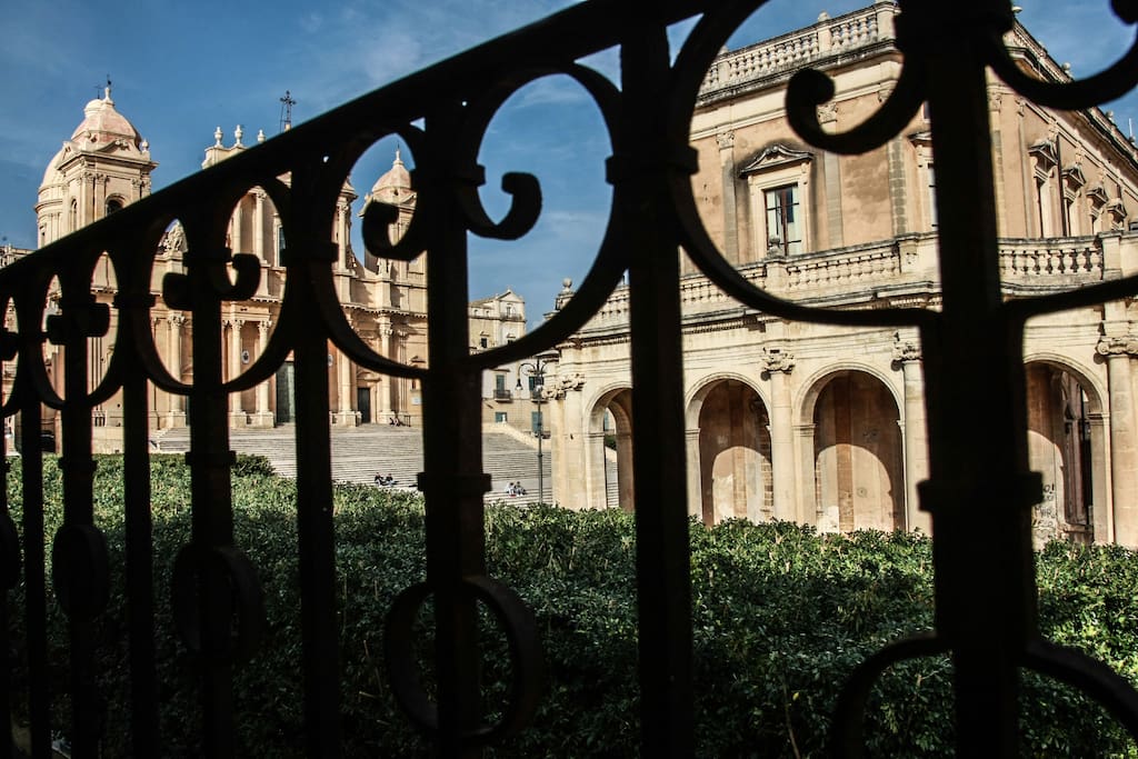 Uno dei tre balconcini dell' appartamento offre una vista incomparabile sulla Cattedrale di San Nicolò, gioiello del barocco.