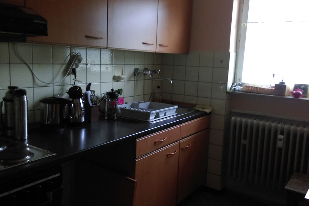 Küche mit notwendiger Ausstattung (Geschirr, Besteck, Herd, Backofen und Kühlschrank)