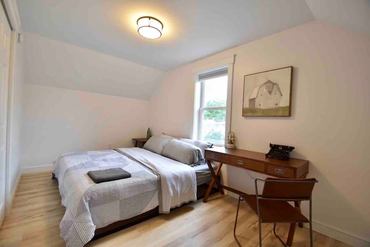 Dormitorio 2, cama king, con escritorio y silla