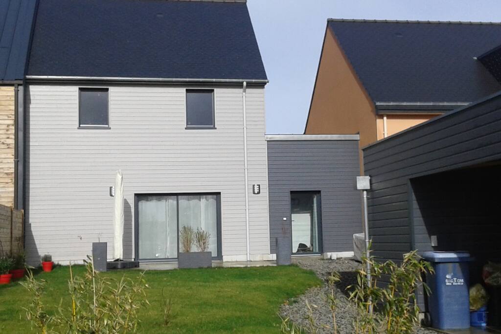 Récente maison en ossature bois avec terrasse