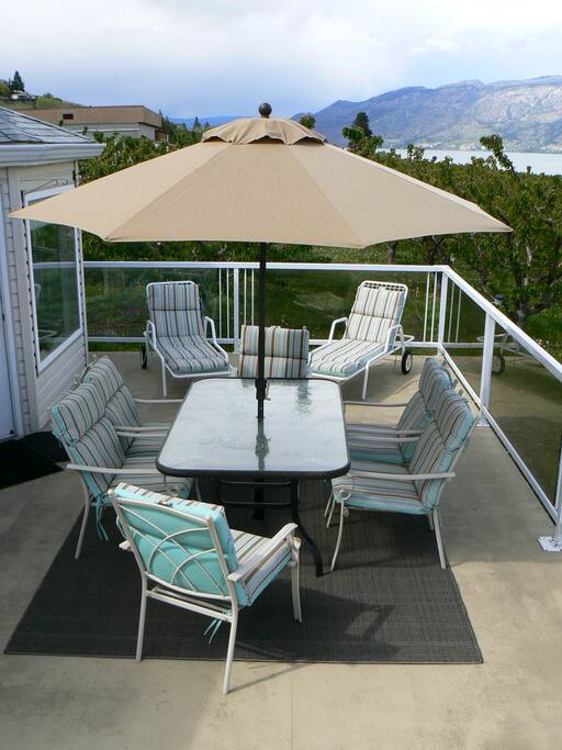 Comfortable deck seating for 6, plus 2 lounging chairs