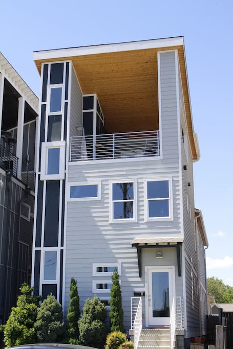 Front view of stunning 3rd floor deck