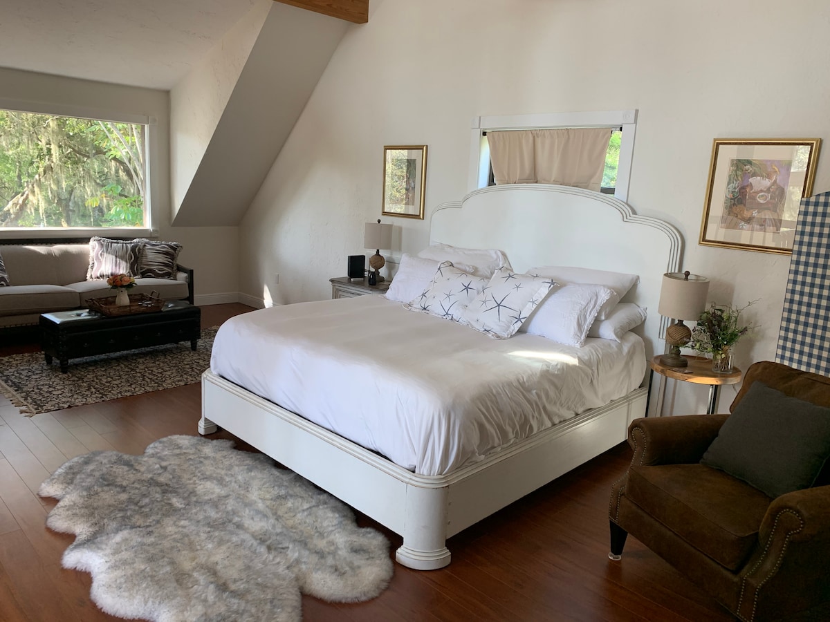 Upper level king bedroom suite with sitting area, sofa, chair, fiber optic TV and fast internet (500mbs). Luxury mattress and 680 thread count sheets.