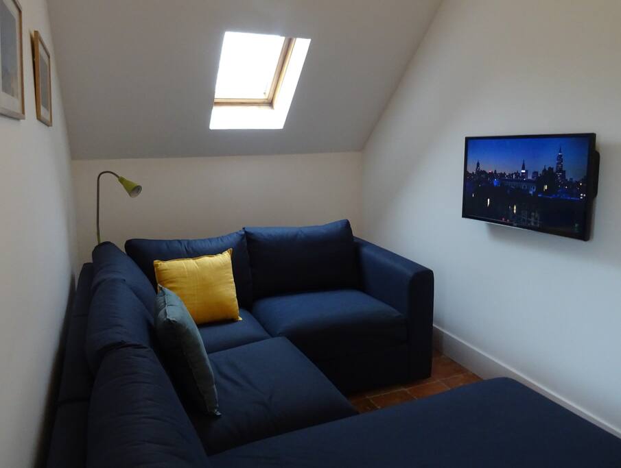 L'Atelier - media room with smart TV/integral DVD player.