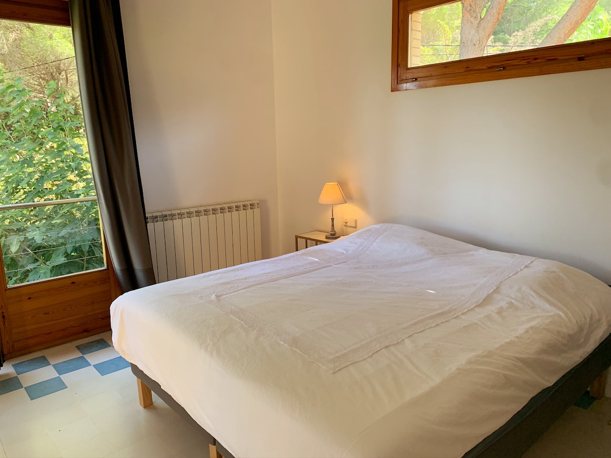 غرفة نوم رئيسية مع حمام داخلي ومرحاض. 