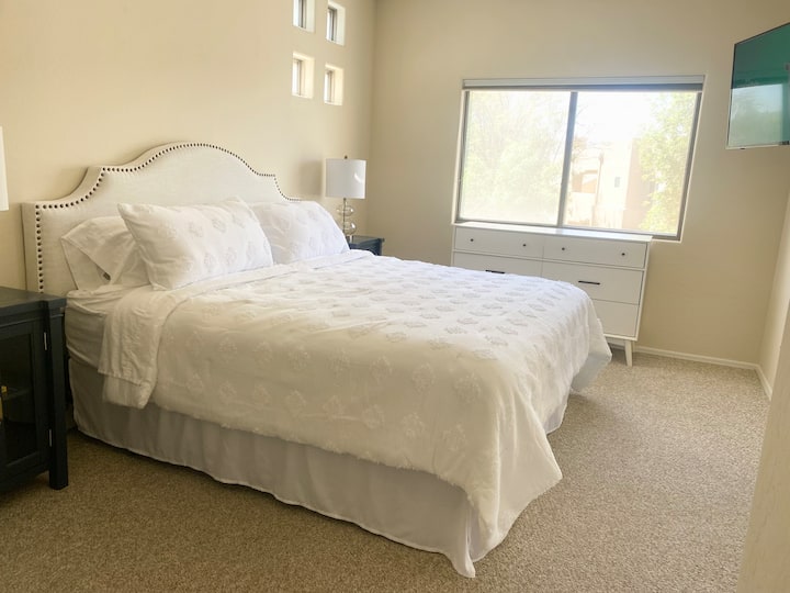 ห้องสวีทห้องนอนใหญ่ขนาดคิงไซส์พร้อมตู้เสื้อผ้าแบบวอล์คอินและอ่างอาบน้ำหลักที่อยู่ติดกันทีวีจอแบนขนาด 50 ”ติดตั้ง: ทีวีดับเพลิง มาพร้อมที่จะเข้าสู่ระบบหรือพักผ่อน เราจะให้ความช่วยเหลือด้วยวาจาได้ก็ต่อเมื่อคุณต้องการการสนับสนุนทางเทคนิคเท่านั้น