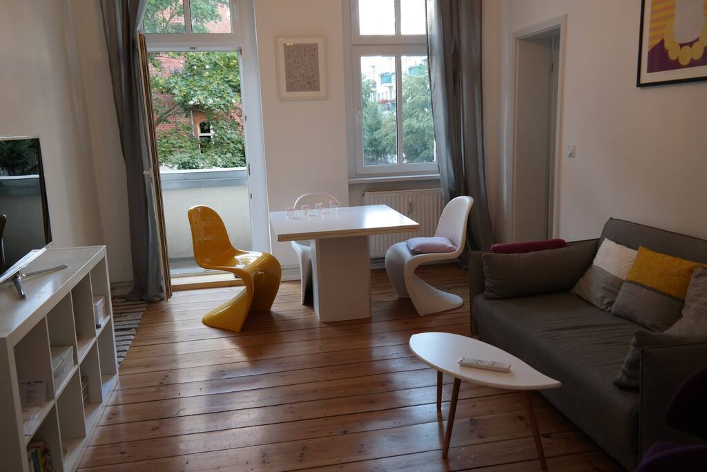 The room with comfy sleeping couch - Das Zimmer mit gemütlichem Ausziehsofa