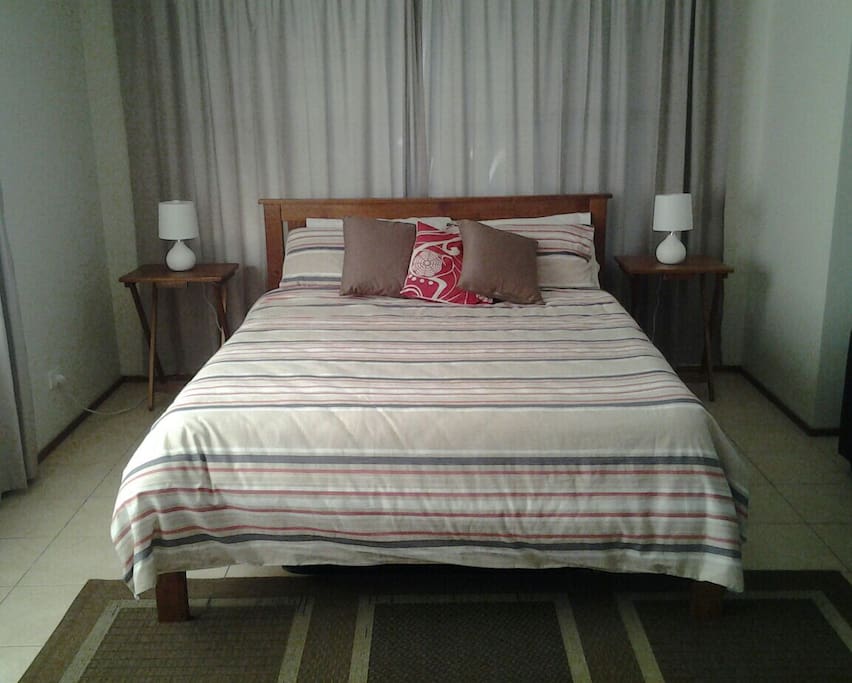 Queen bed.