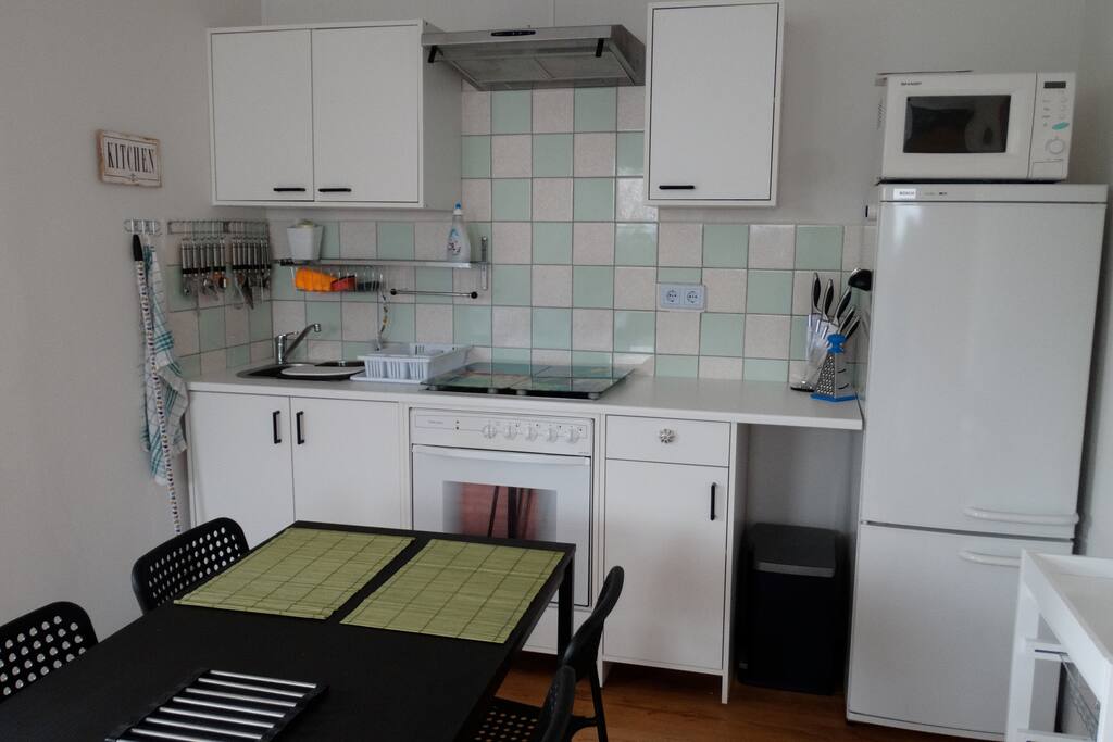 Küchenzeile mit Eßplatz