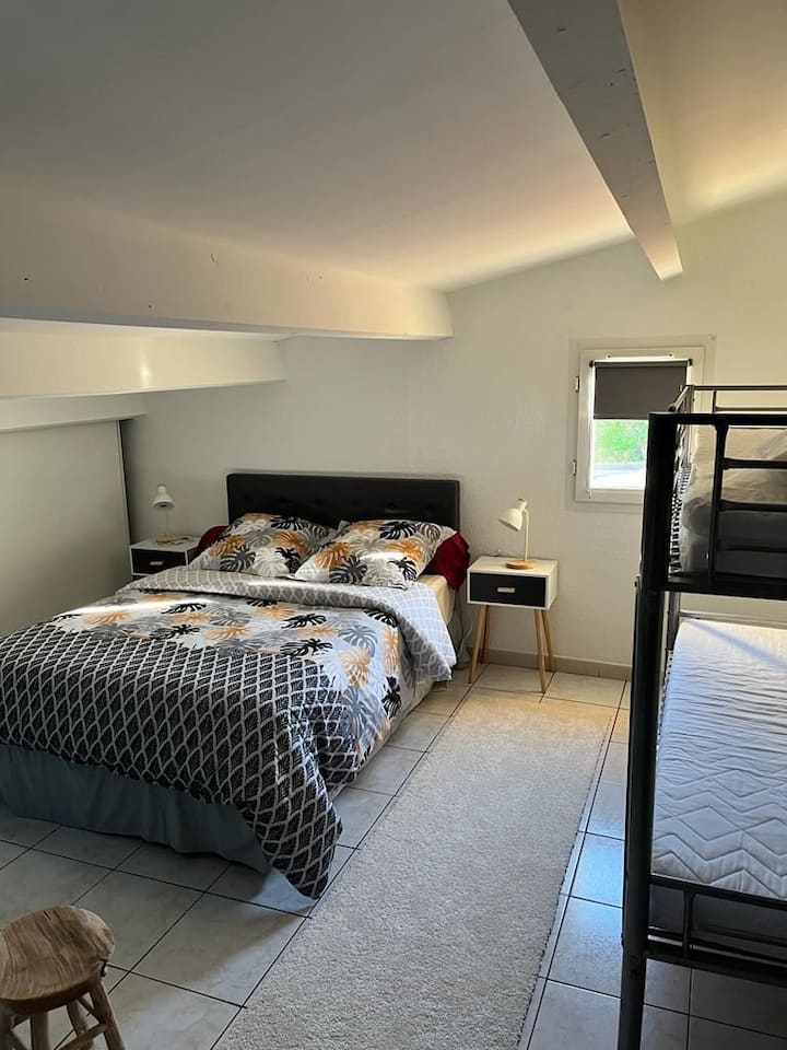 Chambre mezzanine
4 couchages
1 lit superposé
1 lit 140/190
Linge de lit fournis inclus