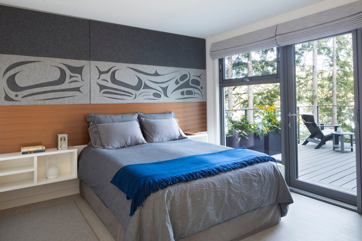 FROG ROOM - OPTIONAL 2nd bedroom.
Queen bed, 3-piece ensuite w/ shower, linen closet, clothes closet, built-in desk w/ high-speed ethernet connection, Wi-Fi, bookcase, ocean view and deck. Roman shades and Phantom door screen. 
