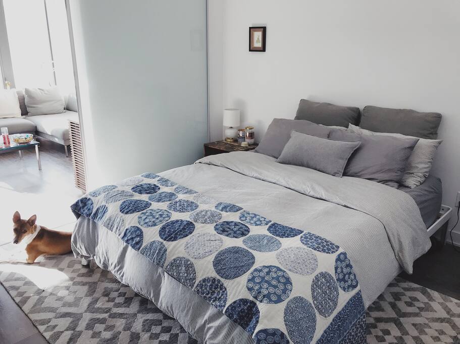 Queen-sized tempurpedic bed.