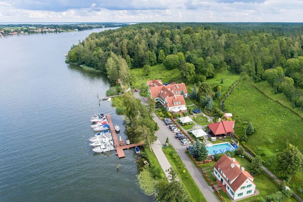 Położony nad jeziorem w Mikołajkach