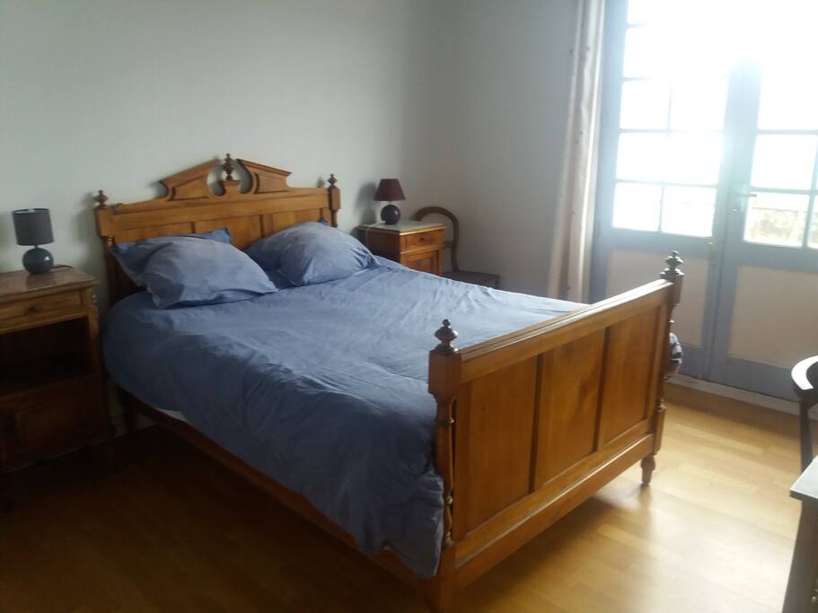 Chambre 1 avec accès direct à la salle de bain
