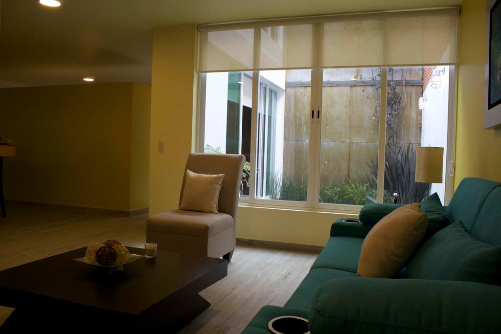 Sala con vista al jardín