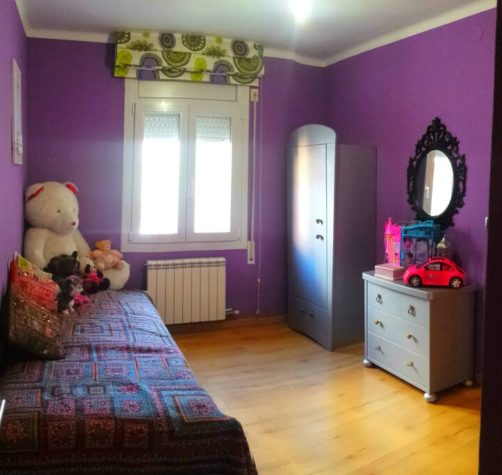 Dormitorio individual confortable, moderno y con vistas exteriores