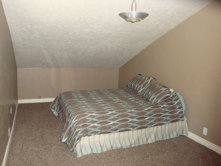 เตียงควีนไซส์ในห้องนอนที่ 2 ชั้นบน
