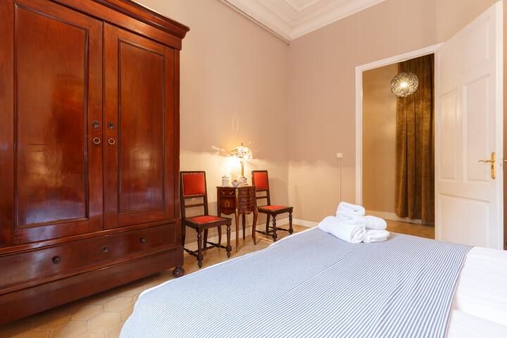 7 Bedroom apartment in city centre- Classic Style gallery image 3
