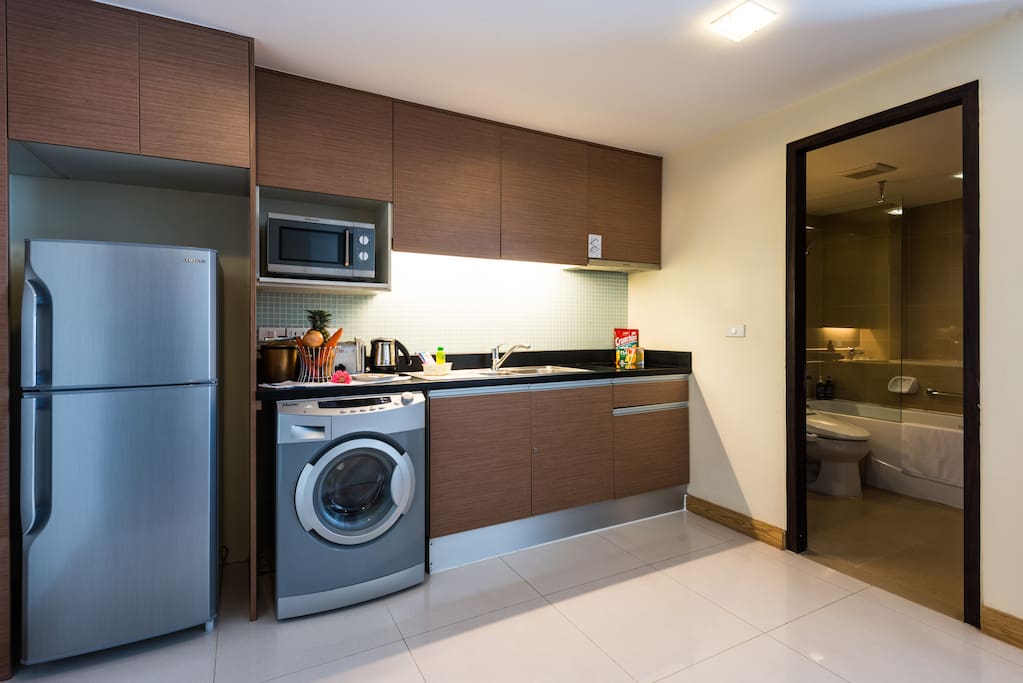 The room is fully equipped with a washing machine/dryer, refrigerator, microwave, and kitchen!