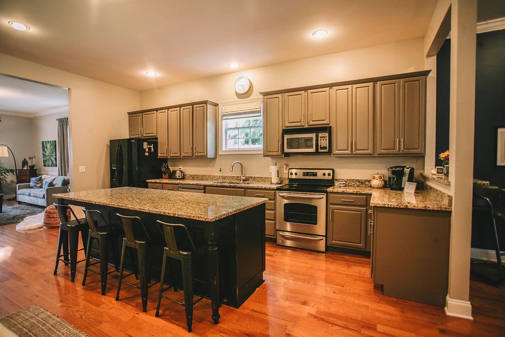 Kitchen with coffee bar - Keurig coffee maker and coffee are provided
