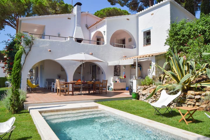 Villa with swimming pool 800 metres from the beach