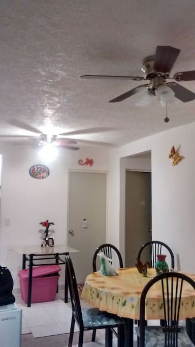 Sala comedor con ventiladores