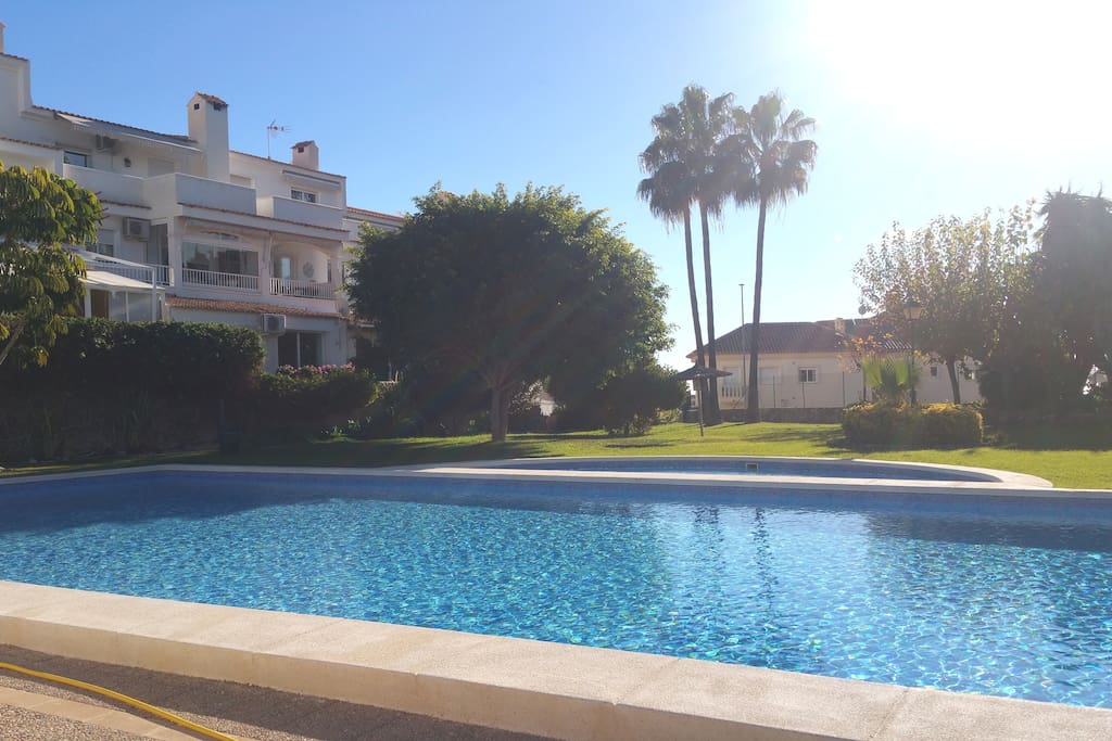 Magníficos jardines para relajarse jugar al tenis y bañarse en la piscina disponible todo el año.