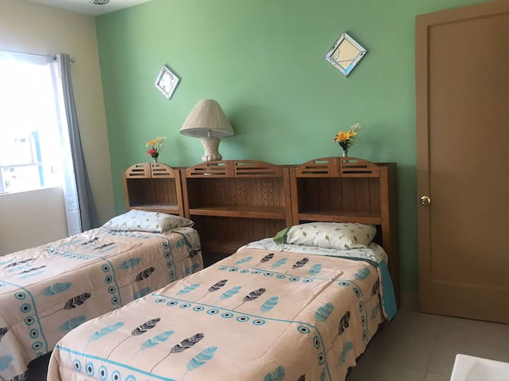 Стая с единични легла и бюро за работа и полубаня