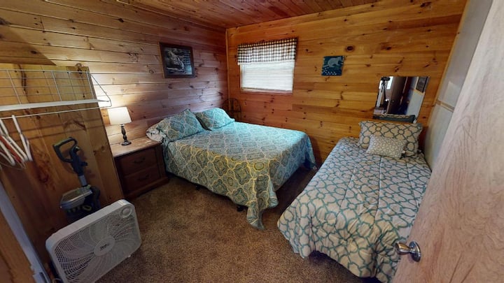 Cabane Hawk 's Nest Chambre 1 pouvant accueillir 3 personnes confortablement avec 1 lit Queen Size et 1 lit double
