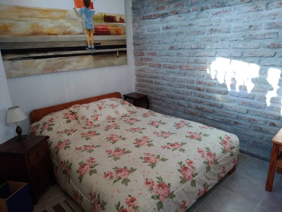 Pieza muy iluminada, con calefacción.