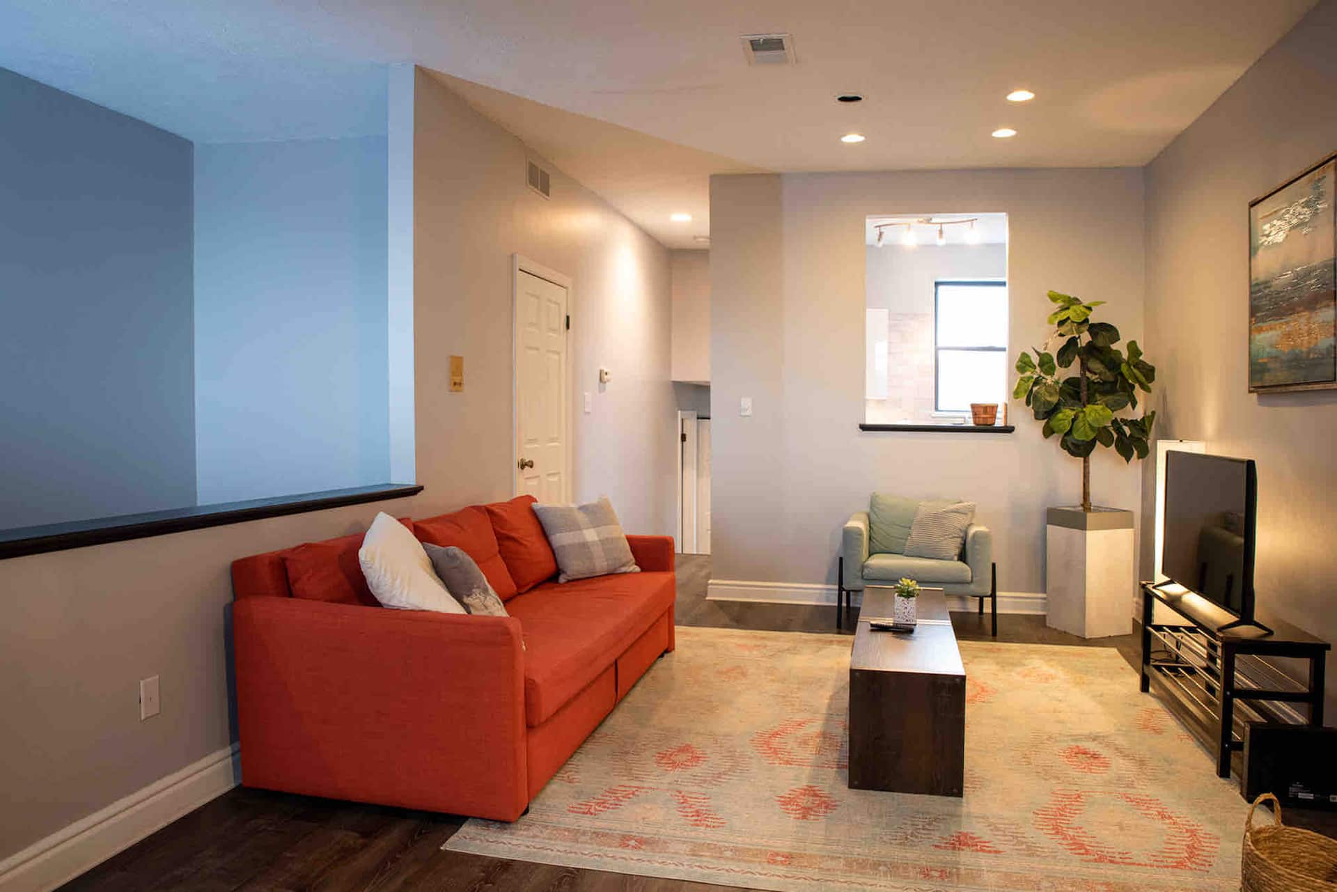 Renovated top floor unit! Close to downtown!