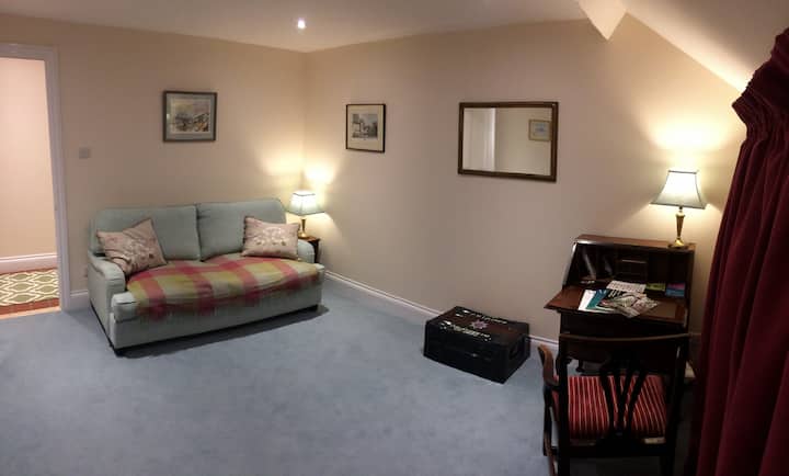 غرفة الجلوس/غرفة النوم الثانية - مساحة مثالية لرفع قدميك بعد يوم حافل أو التخطيط لمغامرات الأيام القادمة بمساعدة مجموعة مختارة من المشي بصحبة مرشدين للاطلاع عليها.  