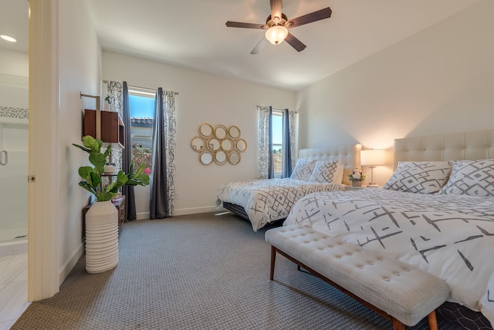 客房配有两张非常舒适的1.8米宽双人床、遮光窗帘、套房浴室和步入式衣橱