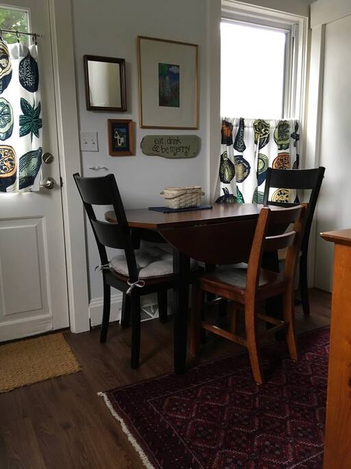 Table expands to fit 4