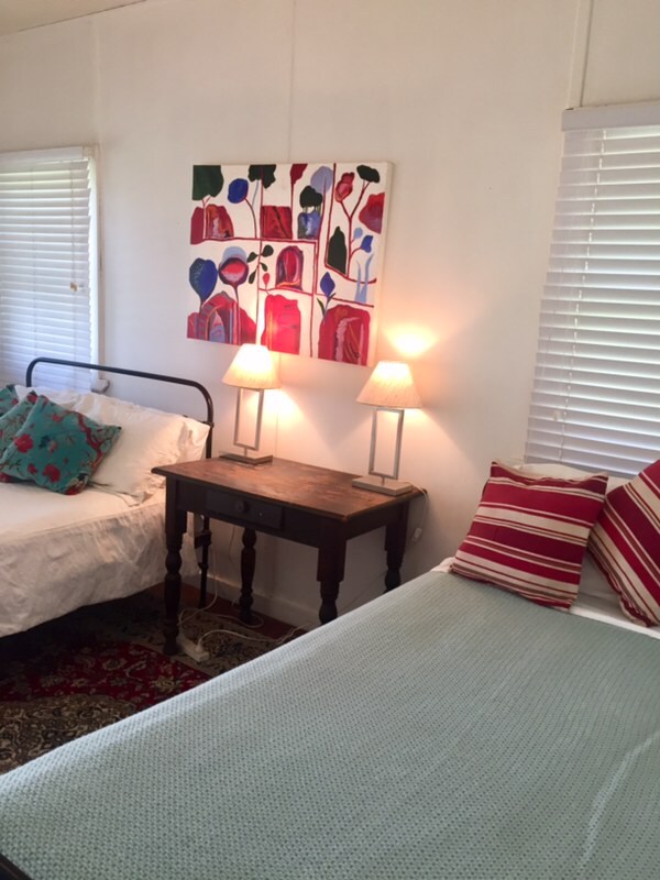 Двойни легла в двойната стая в The Cottage: има двойно и единично легло. 