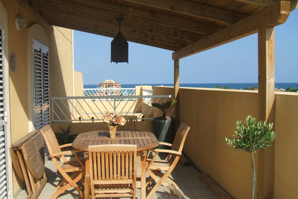 porche de madera , con vistas al mar.
