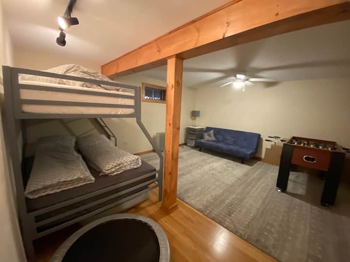 Dormitorio con litera completa/doble y mesa de futbolín.