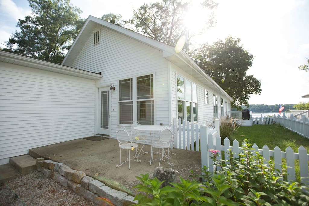 The comforts of home all with a gorgeous lakeside view!