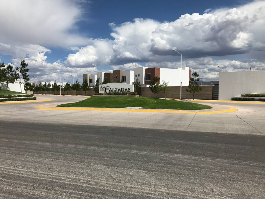Las Calzadas entrance (street view)