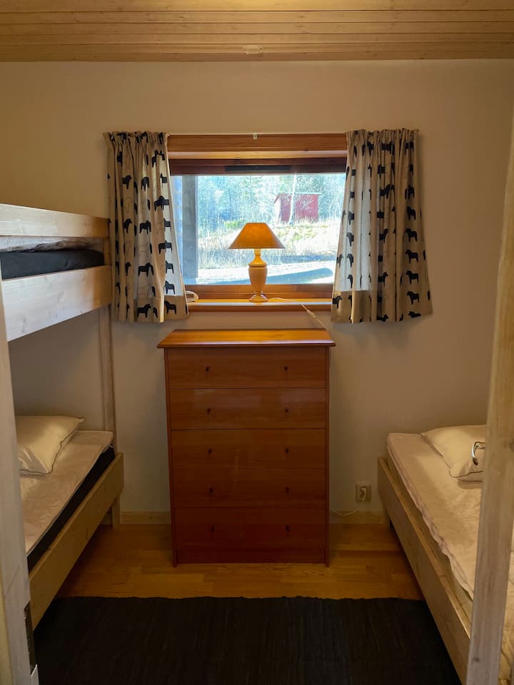 Chumba cha kulala kwenye ghorofa ya chini na chumba cha watu 5. Ina vitanda viwili vya ghorofa, kimojawapo ni kitanda cha watu wawili chenye urefu wa sentimita 160.