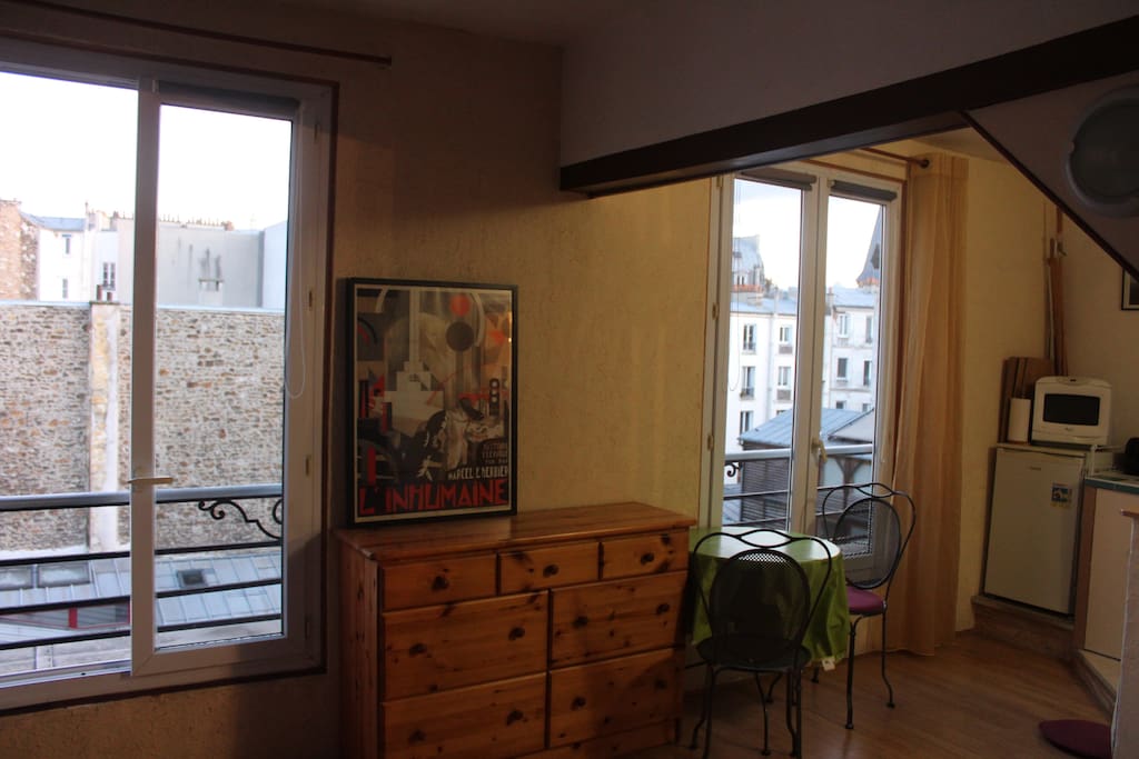 L'appartement est très lumineux, avec deux fenêtres pour la pièce.