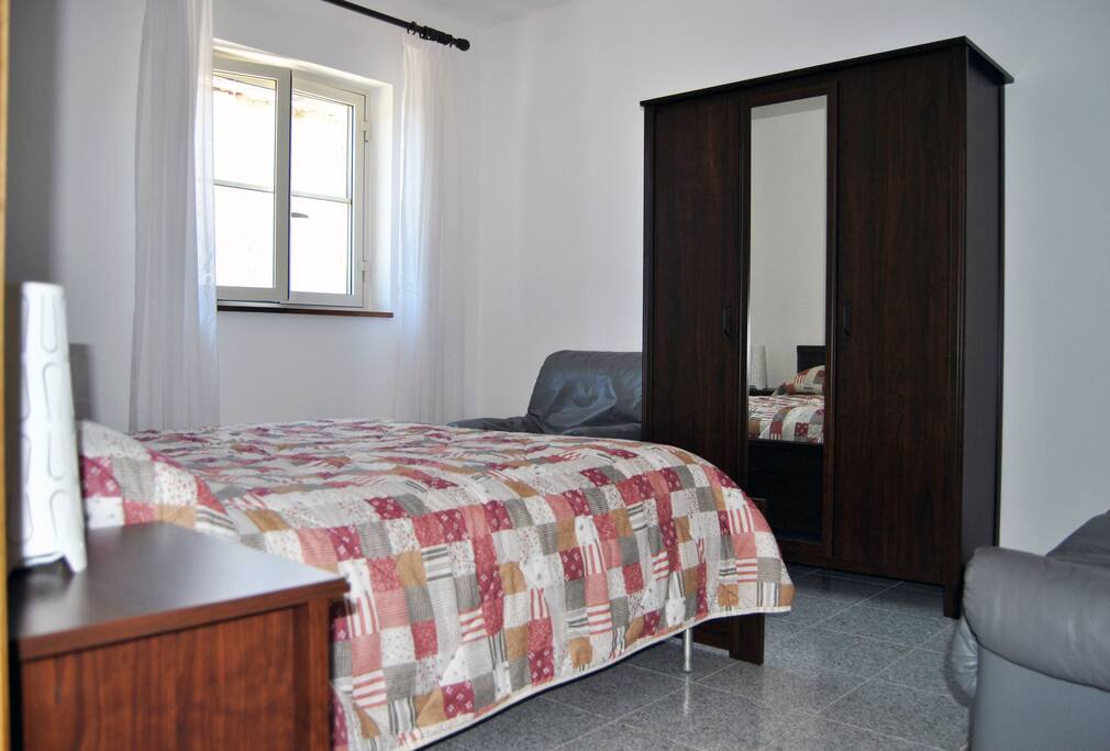 camera da letto n.1 con armadio e letto matrimoniale (più divano in pelle)