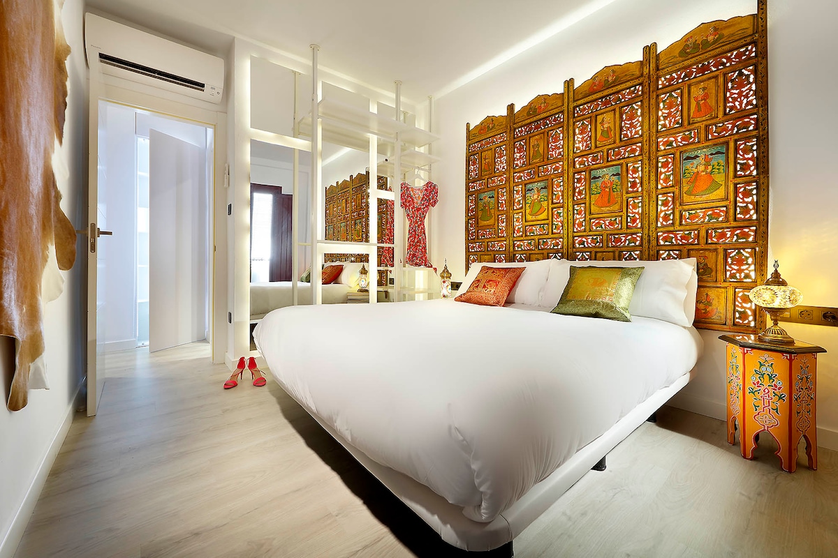 Second bedroom with queen size bed (190x150cm), open closet and balcony with panoramic views of the Alhambra and the surrounding gardens, the Generalife.