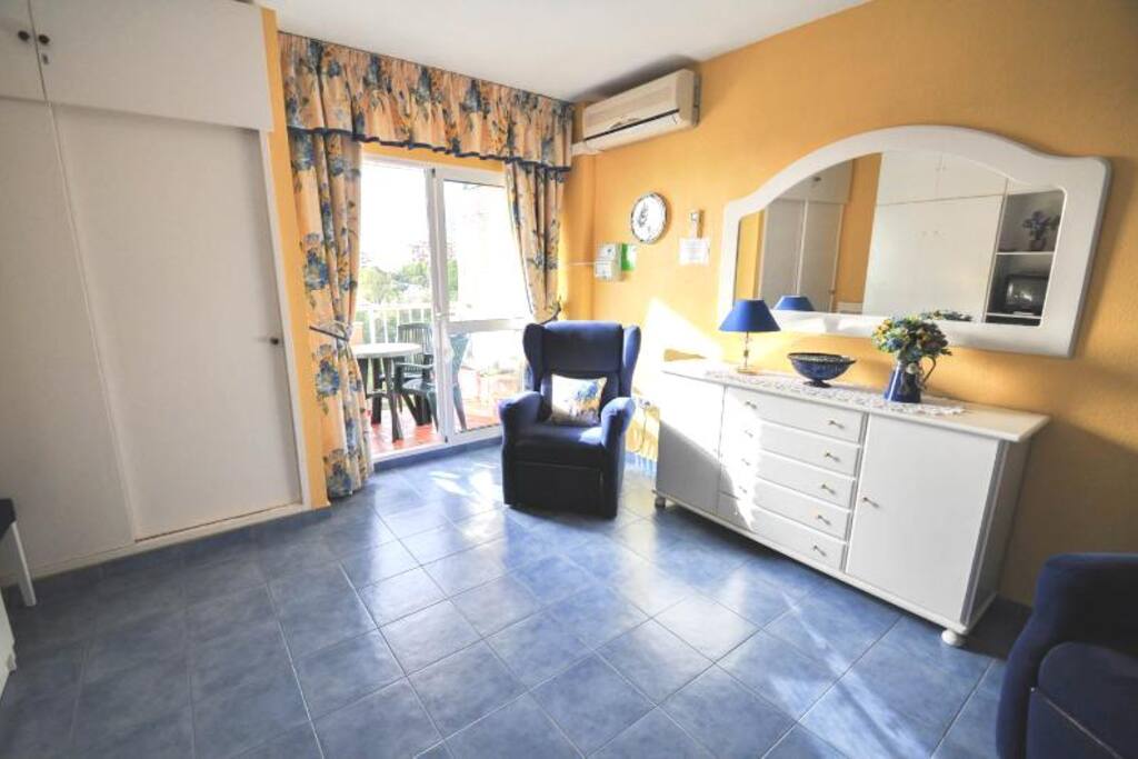 Sala de estar con salida a la terraza.